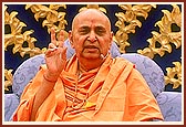 Swamishri blesses the assembly