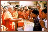 Swamishri observes the catering arrangements of prasad