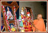 Swamishri performs pratishtha of murtis for mandirs in Bharkunda village