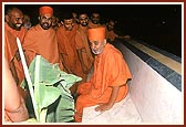 Swamishri points out the extra depth of the sitting area in the mandir pradakshina