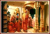 Swamishri performs the pratishtha rituals of Shri Akshar Purushottam Maharaj in the central shrine