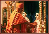 Swamishri performs the pratishtha rituals of Shri Akshar Purushottam Maharaj in the central shrine