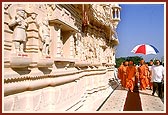 Swamishri performs the pradakshina of the mandir