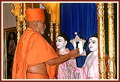 Holding the mirror as part of the pratishtha ritual 
