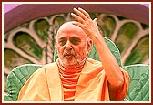 Swamishri conveys his New Year's blessings during the morning congregation&nbsp;&nbsp;