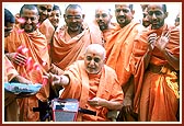 ... blesses the youths of Gondal with a shower of rose petals
