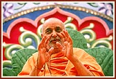 &nbsp;&nbsp;Swamishri's divine gesture during the assembly
