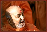 Swamishri in an observing mood
