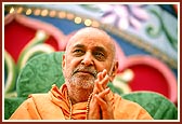 &nbsp;&nbsp;Swamishri's divine gesture during the assembly
