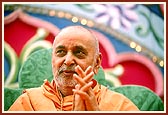 &nbsp;&nbsp;Swamishri's divine gesture during the assembly