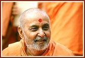 Swamishri happily responds to the youths while returning after darshan of Yogi Smruti Mandir &nbsp;&nbsp;
