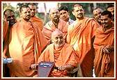 Swamishri happily responds to the youths while returning after darshan of Yogi Smruti Mandir &nbsp;&nbsp;
