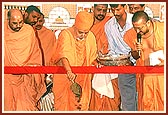 Swamishri performs the stone-laying rituals of a new guesthouse complex for devotees on the mandir precincts
