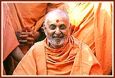 Swamishri returns after darshan from the Yogi Smruti Mandir