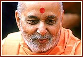 Swamishri returns after darshan from the Yogi Smruti Mandir