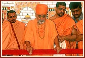 Swamishri performs the stone-laying rituals of a new guesthouse complex for devotees on the mandir precincts