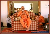 Swamishri blesses the congregation