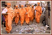 Swamishri on an observation tour to the earthquake affected areas and subsequent renovated homes in Limbdi