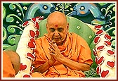 Swamishri humbly accepts the garland