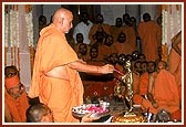 Murti pratishtha rituals by Swamishri