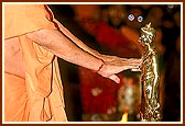 Swamishri invokes Shriji Maharaj into the murti 