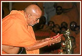 Swamishri invokes Shriji Maharaj into the murti 