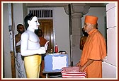 Swamishri observes the murtis to be installed in the mandir sanctum