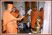 Swamishri observes the murtis to be installed in the mandir sanctum