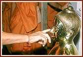 Swamishri observes the murtis to be installed in the mandir sanctum