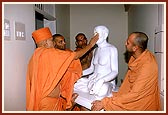 Swamishri observes the murtis to be installed in the mandir sanctum