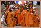 Midway, on the steps, Swamishri discusses about the mandir