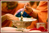Swamishri bathes Thakorji with panchamrut and water