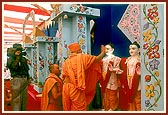 Swamishri applies kumkum and rice grains as part of the pujan rituals to Shri Akshar Purushottam Maharaj