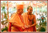 Swamishri happily blesses all by showering rice grains