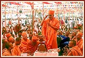 Swamishri blesses the yagna assembly