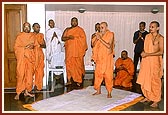 Swamishri sings the evening arti and ashtaks