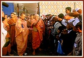 After performing his morning puja, Swamishri blesses the balaks who had pilgrimaged on foot