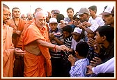 After performing his morning puja, Swamishri blesses the balaks who had pilgrimaged on foot