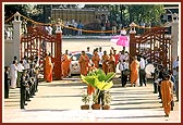 Swamishri inaugurates the mandir main gate with vedic rites