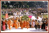 Swamishri ascends the mandir steps