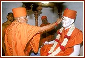 ... performs pujan of Shastriji Maharaj