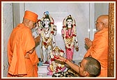 ... and performs pratishtha of Shri Shiv Parvatiji and Shri Ganeshji