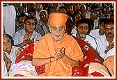 While Thakorji is being adorned, Swamishri and devotees chant the Swaminarayan dhun 