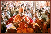 While Thakorji is being adorned, Swamishri and devotees chant the Swaminarayan dhun 