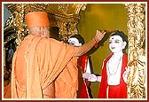 Swamishri performs the pratishtha rituals, invoking Shri Akshar Purushottam Maharaj