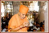 Swamishri performs the first arti of the consecrated murtis