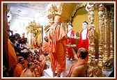 Swamishri performs the pratishtha rituals, invoking Shri Akshar Purushottam Maharaj