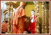 Swamishri performs the pratishtha rituals, invoking Shri Akshar Purushottam Maharaj