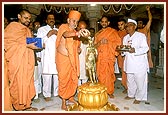 Swamishri performs the ritual bathing (abhishek) of Shri Nilkanth Varni in the Rang Mandap