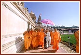 Swamishri proceeds towards the assembly after concluding the pratishtha rituals